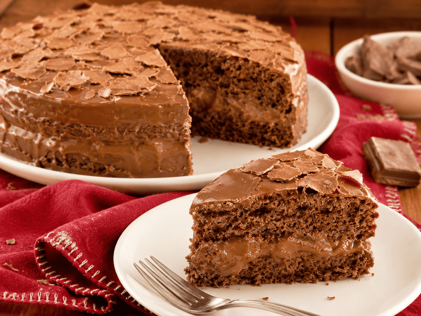 Bolo de brigadeiro recheado com cobertura cremosa de chocolate