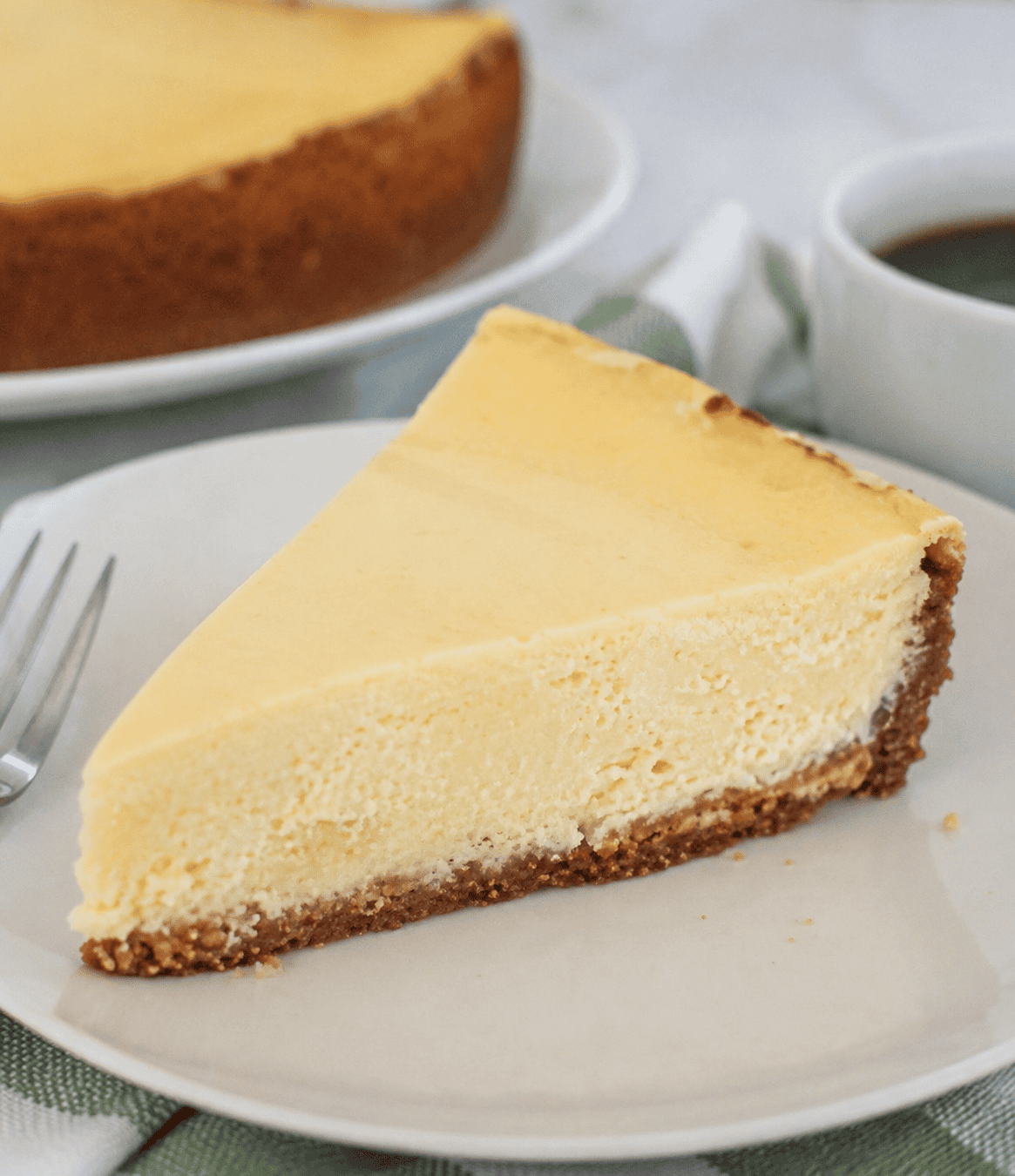 Cheesecake fácil assado sem cobertura pronto para servir