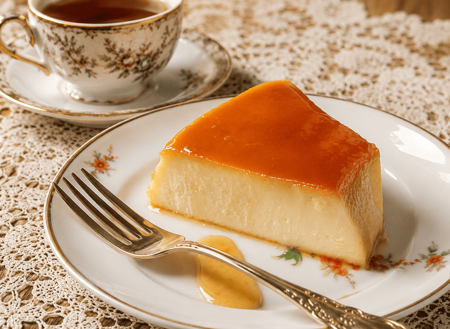 Pudim de leite condensado com calda caramelizada servido gelado