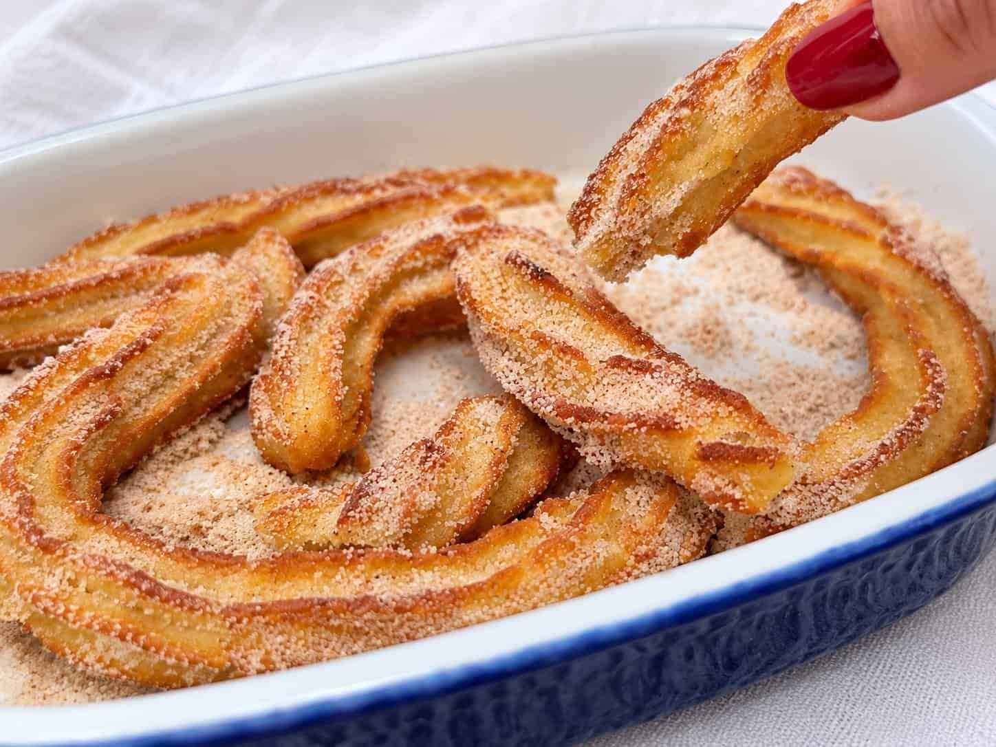 Churros caseiros fáceis e crocantes passados no açúcar com canela