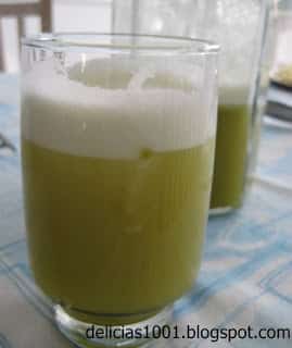Suco de casca de abacaxi