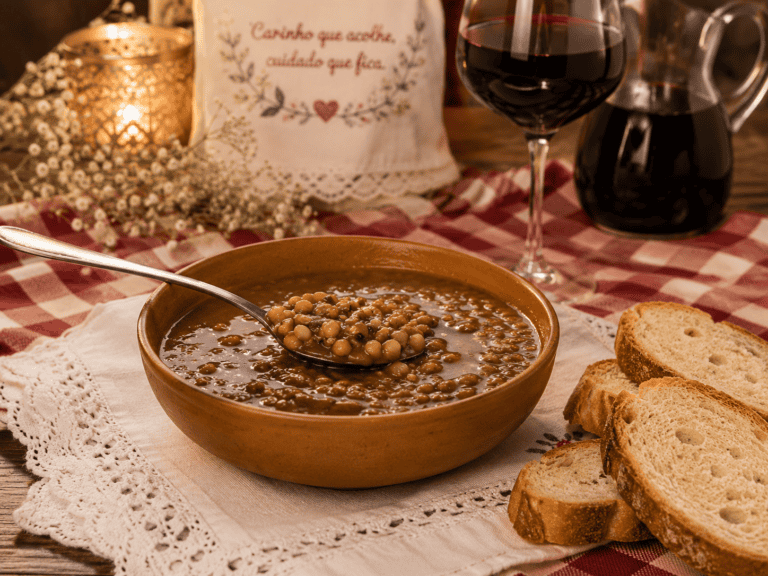 Lentilha com calabresa e bacon servida com arroz branco
