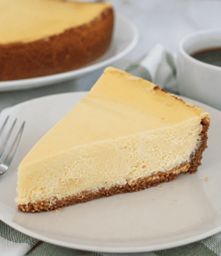 Cheesecake fácil assado sem cobertura pronto para servir
