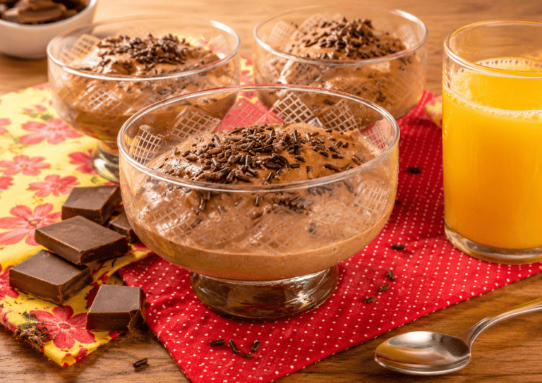 Mousse de chocolate cremoso servido gelado em taça