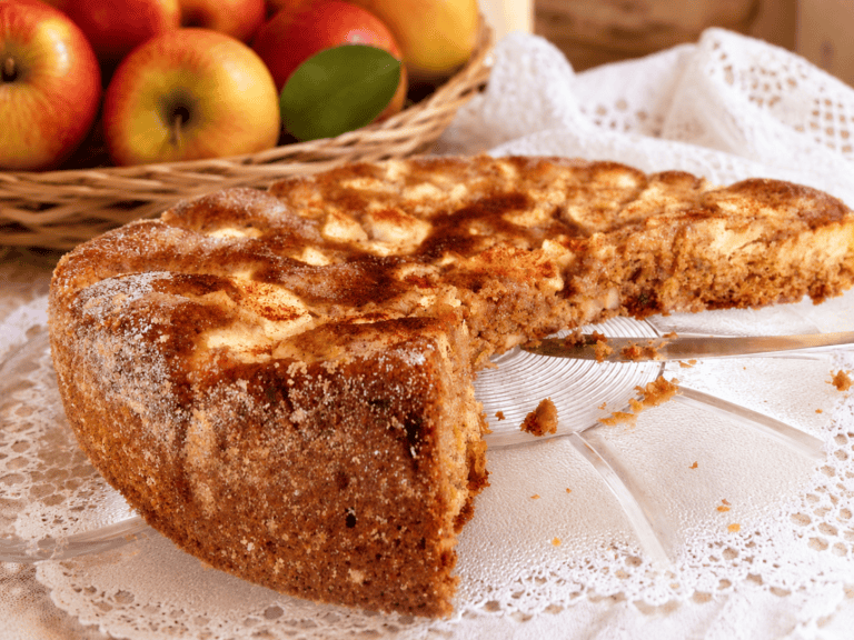 Bolo de maçãs e nozes caseiro recém-assado